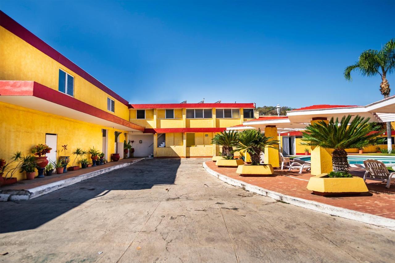 Capital O Colon, Ciudad Guzman Jalisco Hotel Exterior photo