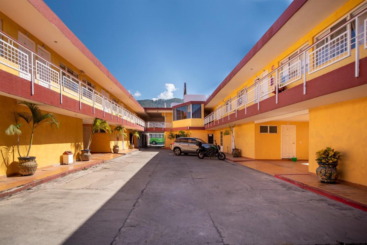 Capital O Colon, Ciudad Guzman Jalisco Hotel Exterior photo